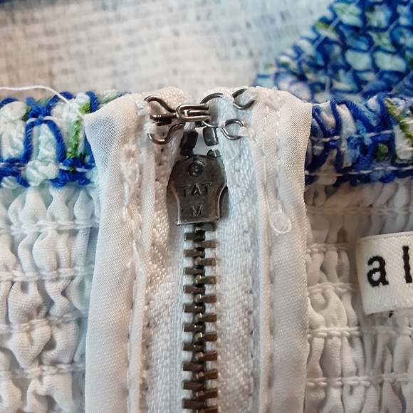 ALICE + OLIVIA Floral Lace Up Crawford Smocked Crop Top Size Small - Picture 6 of 8